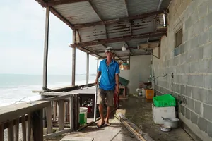 Sạt lở bờ kè Mũi Né uy hiếp nhiều hàng quán kinh doanh