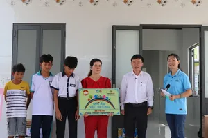 Lãnh đạo Công ty Nhiệt điện Vĩnh Tân trao "Mái ấm yêu thương" cho gia đình khó khăn ở Lâm Đồng