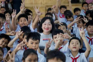 Chương trình “Thắp sáng niềm tin – Vượt khó đến trường” của Báo SGGP đến với học sinh Trường Tiểu học Vĩnh Phương 2 (tỉnh Khánh Hòa)