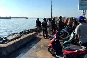 Người thân ngóng tin thuyền trưởng trên tàu cá bị mất tích 