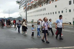 Tàu biển quốc tế liên tiếp cập cảng Cam Ranh