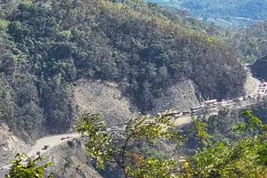 Tình trạng ách tắc giao thông xảy ra nghiêm trọng trên quốc lộ 28B nối Phan Thiết và Đà Lạt (tỉnh Lâm Đồng)