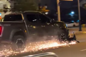 Xe ô tô kéo lê xe máy tóe lửa trên đường