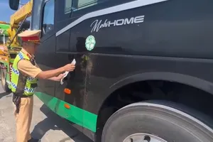 Lực lượng chức năng niêm phong phương tiện để xử lý các vi phạm