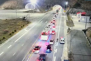 Tình trạng ùn ứ các phương tiện đang xảy ra tại hầm Núi Vung, đường cao tốc Cam Lâm - Vĩnh Hảo