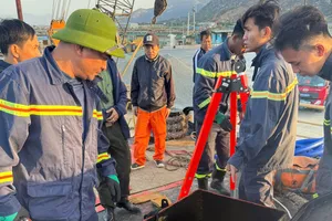 Vụ 3 thuyền viên tử vong dưới hầm tàu ở Khánh Hòa nghi do điện giật