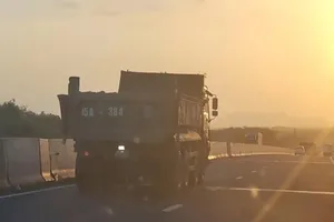 Xử phạt tài xế xe ben “bám làn trái” trên cao tốc Phan Thiết – Dầu Giây