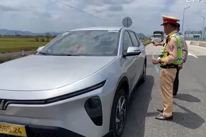 Lực lượng chức năng xử lý tài xế điều khiển xe ô tô với hàng loạt lỗi vi phạm