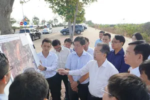 Bí thư Trung ương Đảng, Chánh án Tòa án nhân dân tối cao Nguyễn Văn Quảng cùng lãnh đạo UBND tỉnh Lâm Đồng khảo sát một số dự án ven biển của tỉnh