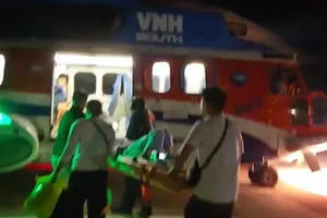 Trực thăng đưa bệnh nhân từ đảo Phú Quý vào đất liền cấp cứu