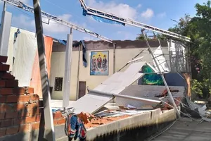 Một căn nhà bị tốc mái