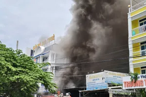 Khánh Hòa: Cháy kho chứa đồ nhựa, thiêu rụi nhiều hàng hóa
