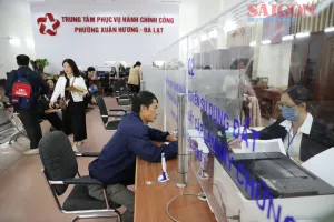 Người dân làm các thủ tục liên quan về đất đai tại phường Xuân Hương (tỉnh Lâm Đồng)