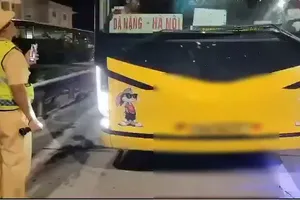 Chiếc xe khách vi phạm. Ảnh: Cục CSGT
