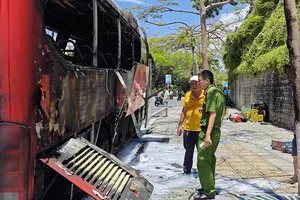 Xe khách chở hơn 40 người bị cháy trên đường ven biển Nha Trang