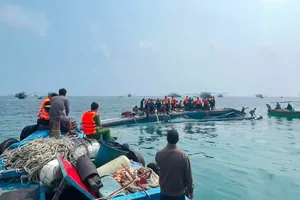Tàu cá gồm 10 lao động bất ngờ bị lật trên vùng biển gần đảo Phú Quý