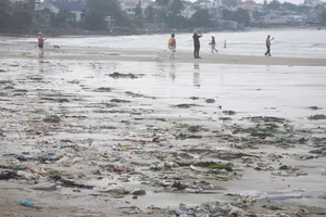 Rác biển phủ kín làng chài Mũi Né
