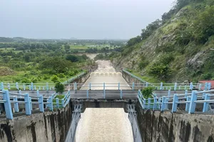Hồ Sông Quao điều tiết xả nước. Ảnh: TIẾN THẮNG
