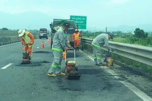 Gấp rút vá “ổ gà” trên đường cao tốc Vĩnh Hảo - Phan Thiết