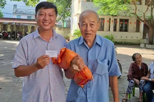 Treo thưởng xe máy điện, tặng gạo để khuyến khích người dân khám sức khỏe