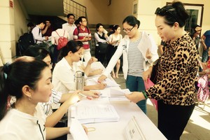 Job seekers at the fourth HCMC Job Exchange on April 19 (Photo: SGGP)