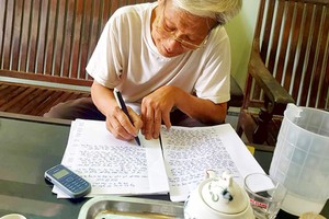 The old man, on behalf of people from Dong Tam commune, writing an open letter to the chairman of the Hanoi People’s Committee on April 21 (Photo: SGGP)