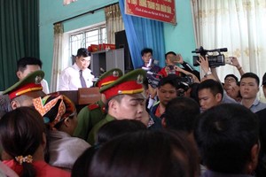  The chaos at the public apology meeting to Mr. Han Duc Long in Bac Giang province on April 25 (Photo: SGGP)
