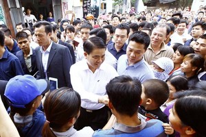 Chairman of the Hanoi People’s Committee Nguyen Duc Chung with residents in Dong Tam commune, My Duc district, Hanoi on April 22 (Photo: VNA)