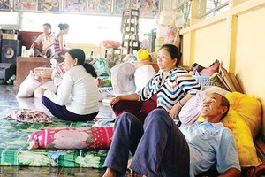 Residents shelter in a pagoda in My Hoi Dong commune, Cho Moi district, An Giang after removing from landslide prone areas (Photo: SGGP)
