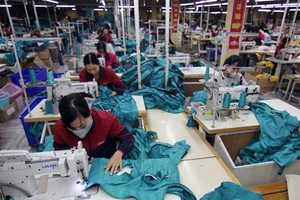 Workers inside the Nam Dinh Textile Garment Joint Stock Company in Nam Dinh city (Photo: VNA)