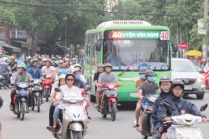 People travel back to HCMC to work after the four day Reunification Day and May Day holiday on May 2