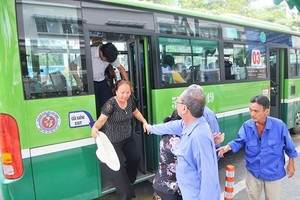 A passenger gets off a bus of May 19 Transport Corporative in HCMC (Photo: SGGP)