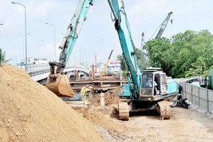 On the construction site of Nhi Thien Duong 1 bridge (Photo: SGGP)