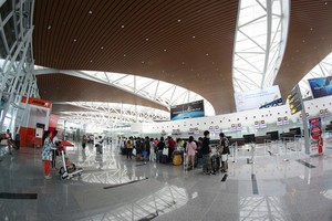 Passengers check-in at Da Nang International Airport’s new terminal yesterday. (Photo: VNS)