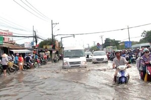 Many streets are inundated after a rain in the afternoon in District 9 on May 20 (Photo: SGGP)