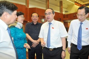 City Party Secretary Nguyen Thien Nhan talks to city leaders at the extraordinary meeting on environment on June 11 (Photo: SGGP)
