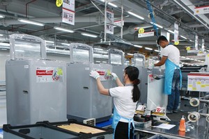  Employees of LG Electronics Vietnam, a Korean-invested firm, operate a production line at the firm's factory in Hanoi. (Photo: VNA/VNS)