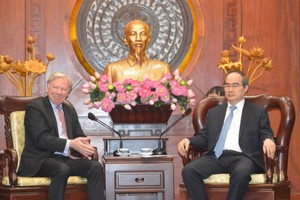 HCMC Party Leader Nguyen Thien Nhan (R)receives Mr. Stefan Sjostrom, deputy chairman of Microsoft on June 16 (Photo: SGGP)  ​