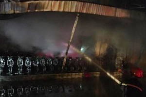 The fireman hoses water on the blaze at Noi Bai Industrial Park last night (Photo: SGGP)