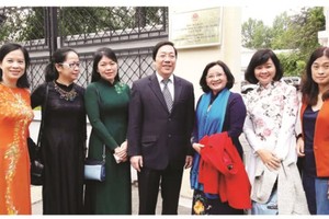 The file photo shows Vietnamese Ambassador to Russia Nguyen Thanh Son posing for photo with a press delegation from HCMC who have recently visited Russia (Photo: SGGP)