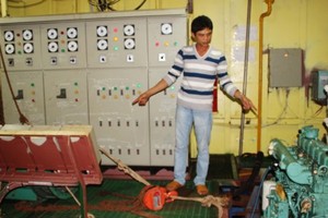  The main shows breakdown engines of fishing boats newly built by Nam Trieu Company (Photo: SGGP)