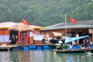 Boats carry visitors to Vung Vieng floating fishing village in Quang Ninh Province. The village is promoting responsible tourism with fish farms and tours friendly to environment. (Photo: baoquangninh.com.vn)