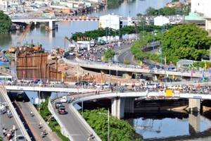 ​Two new braches of Nguyen Van Cu bridge were opened to traffic in HCMC on June 29 (Photo: SGGP)