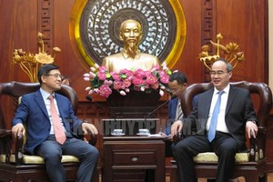 Secretary of the HCMC Party Committee Nguyen Thien Nhan (R) receives director general of Samsung Vietnam Complex Shim Won Hwan on June 29 (Photo: hcmpv.gov.vn)