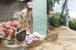 Sand price has highly increased raising difficulties for construction firms and residents in HCMC (Photo: SGGP)