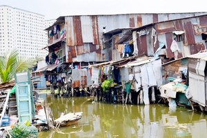 Canal houses in Binh Thanh province. Canal house removal is one of content of the city’s breakthrough program on urban planning and development (Photo: SGGP)