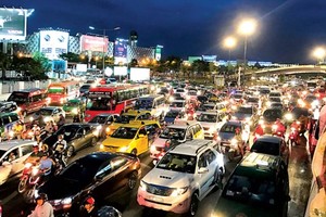 Traffic jam in Truong Son-Hong Ha street, Tan Binh district, HCMC (Photo: SGGP)