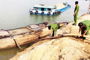 Police force spots an illegal sand exploitation case in the Dong Nai river (Photo: SGGP)