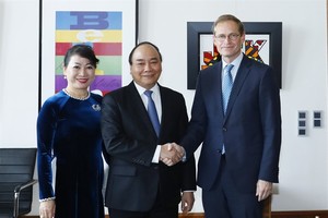 Prime Minister Nguyen Xuan Phuc (centre) and his wife meet Berlin’s Mayor Michael Muller in Berlin on Thursday. (Photo: VNA/VNS)