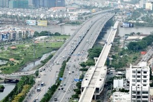 Ben Thanh-Suoi Tien metro line is being built over the Saigon River in HCMC (Photo: SGGP)